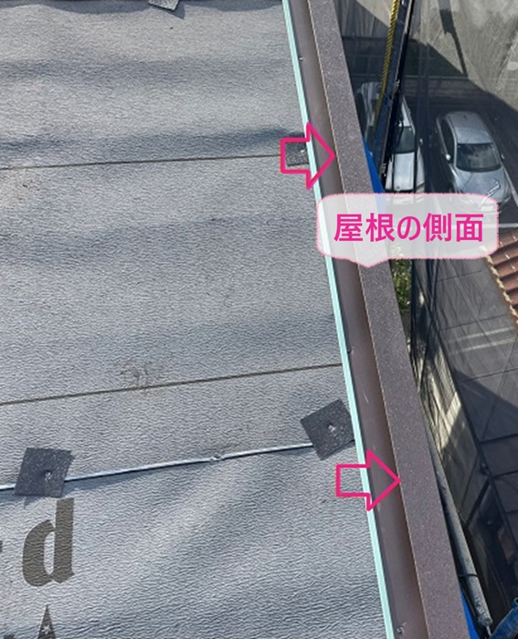 宝塚市の屋根リフォームで屋根の側面に水切りを取り付けている様子